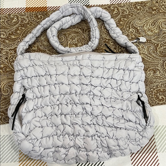 BIG Puffer Bag NWOT Adjustable Strap Shoulder or Crossbody - Picture 7 of 8